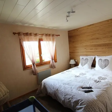 Du Cerf Dans Un Cadre De Verdure Vila Gerbépal