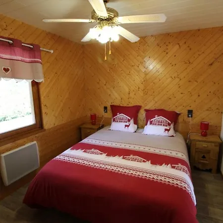 Du Cerf Dans Un Cadre De Verdure Vila