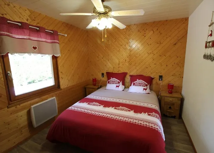 Du Cerf Dans Un Cadre De Verdure Vila